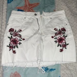 White Pacsun Flower Skirt. Size 25. Brand new.